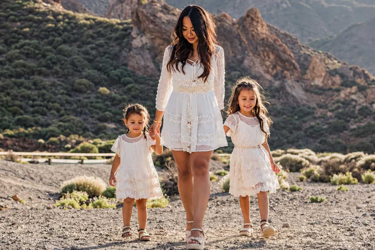 Wachtende moeder loopt met haar twee dochters hand in hand in de bergen van Tenerife