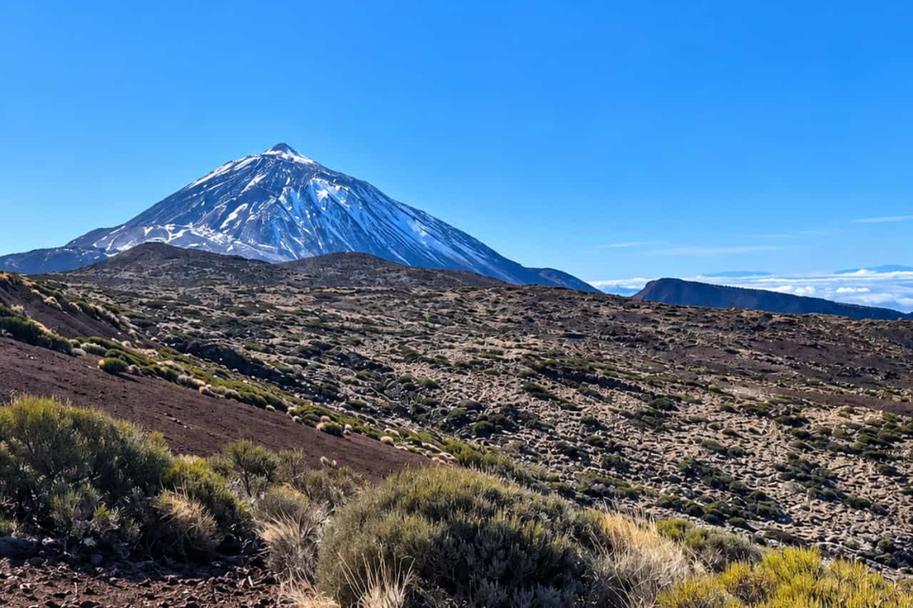 Snedækket Mount Teide over nationalparkens vulkanske landskab, Tenerife