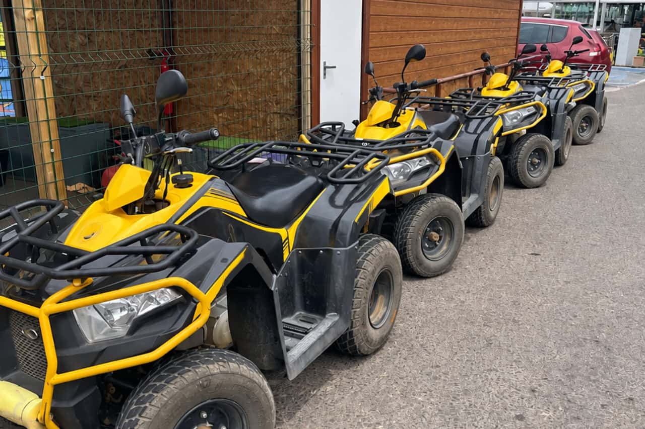 Gule ATV'er linet op ved basen i Puerto de la Cruz før den guidede ATV-tur