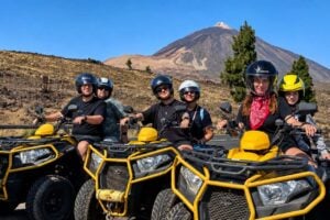 Groep ruiters poserend op quadbikes met de Teide op de achtergrond tijdens een geleide quadtour vanuit Puerto de la Cruz, Tenerife.