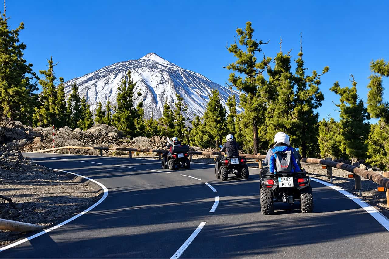 Firehjulstrækkere på en bjergvej på vej mod det snedækkede Mount Teide, Tenerife