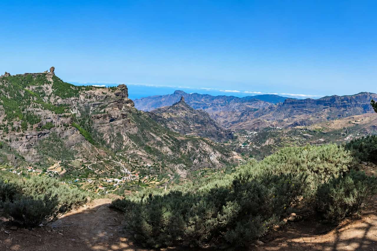 Panoramiczna sceneria górska z punktu widokowego Roque Nublo, z widokiem na surowe wulkaniczne doliny i szczyty Gran Canarii.