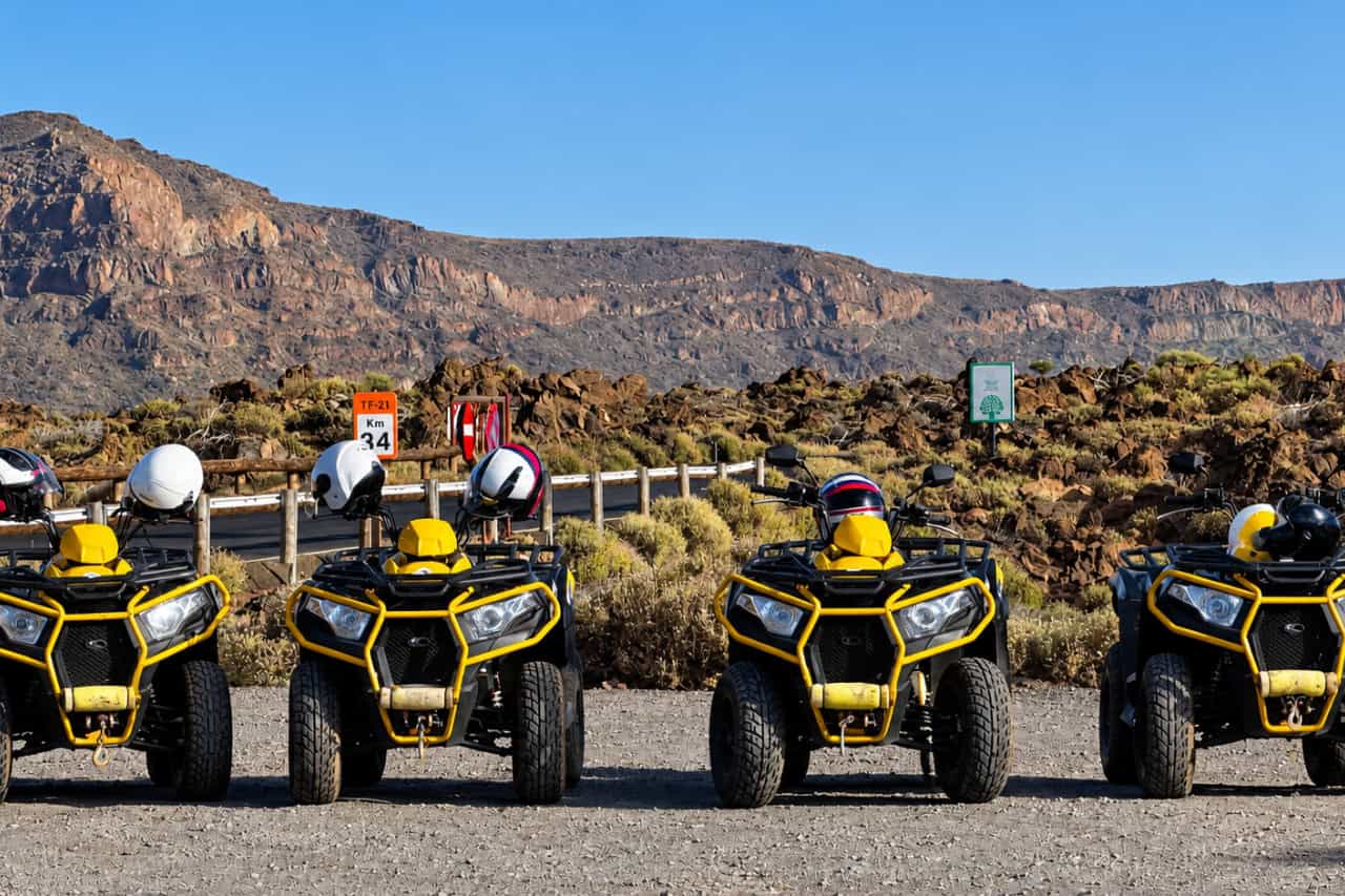 Kortillustration af quad-tur i Puerto de la Cruz, gule quads parkeret i Teide Nationalpark