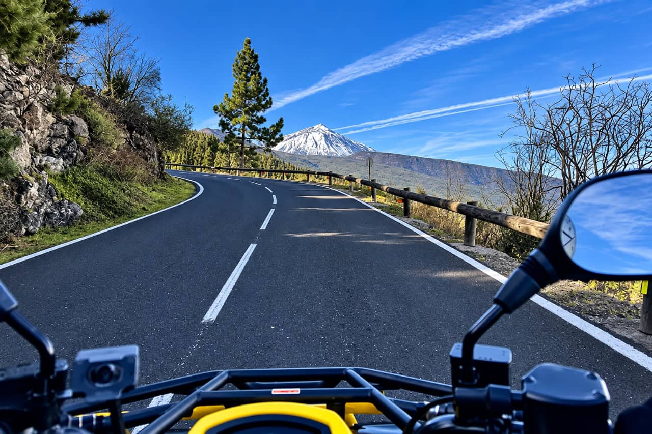 Kørerperspektiv fra en ATV på en bjergvej med det snedækkede Mount Teide forude, Tenerife