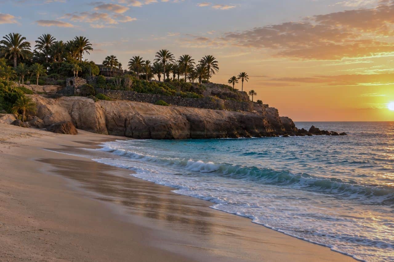 Foto shoot Tenerife: verzamelkaart met afbeeldingen Playa del Duque bij zonsondergang met rotsen en palmbomen