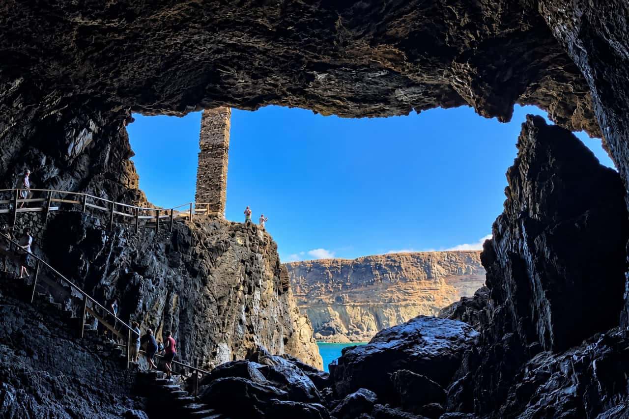 All'interno delle grotte di Ajuy, con le scale e le scogliere che attraversano la cavità