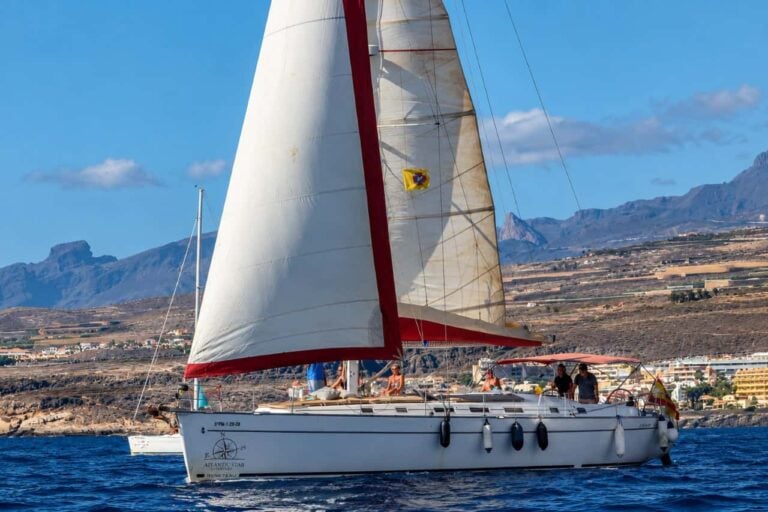 Costa Adejesta lähtevä Atlantic Star purjehdusvene, vuoren Teide taustanaan, ensimmäinen päivä Whales and Stars -paketin aikana