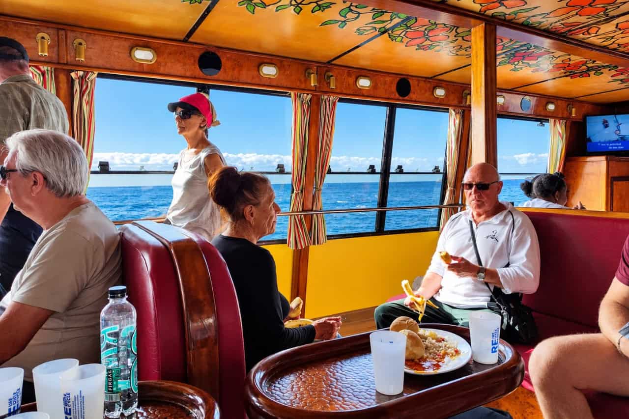 Gasten lunchen in de Royal Delfin-hut
