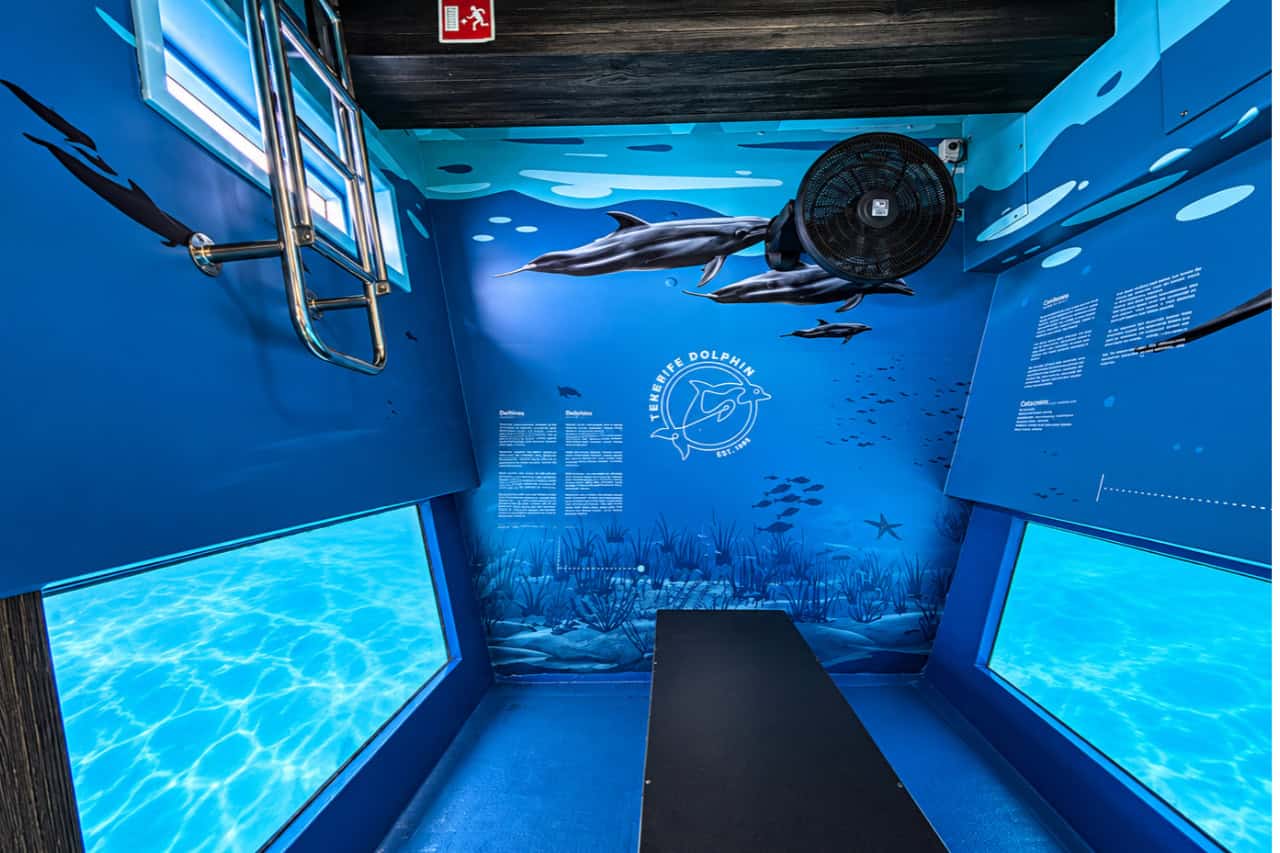 Duikcabine onder water met glazen ramen in het Royal Delfin