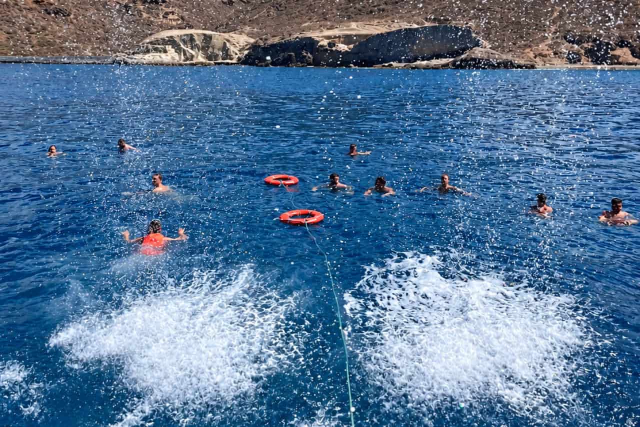 Gasten zwemmen in de Atlantische Oceaan tijdens de stop in Masca Bay